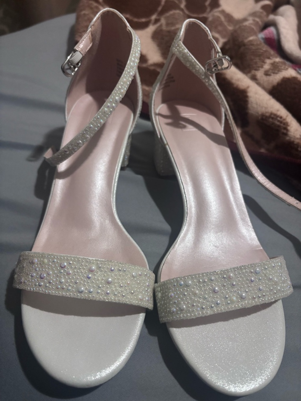 Elegant Pearl-Embellished Women’s Sandals in Light Pink/Champagne